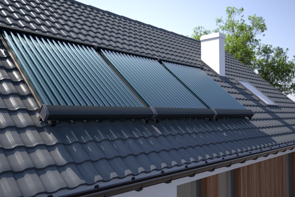 Solarwärmeanlage auf einem Hausdach zur Unterstützung von Heizung und Warmwasserbereitung.
