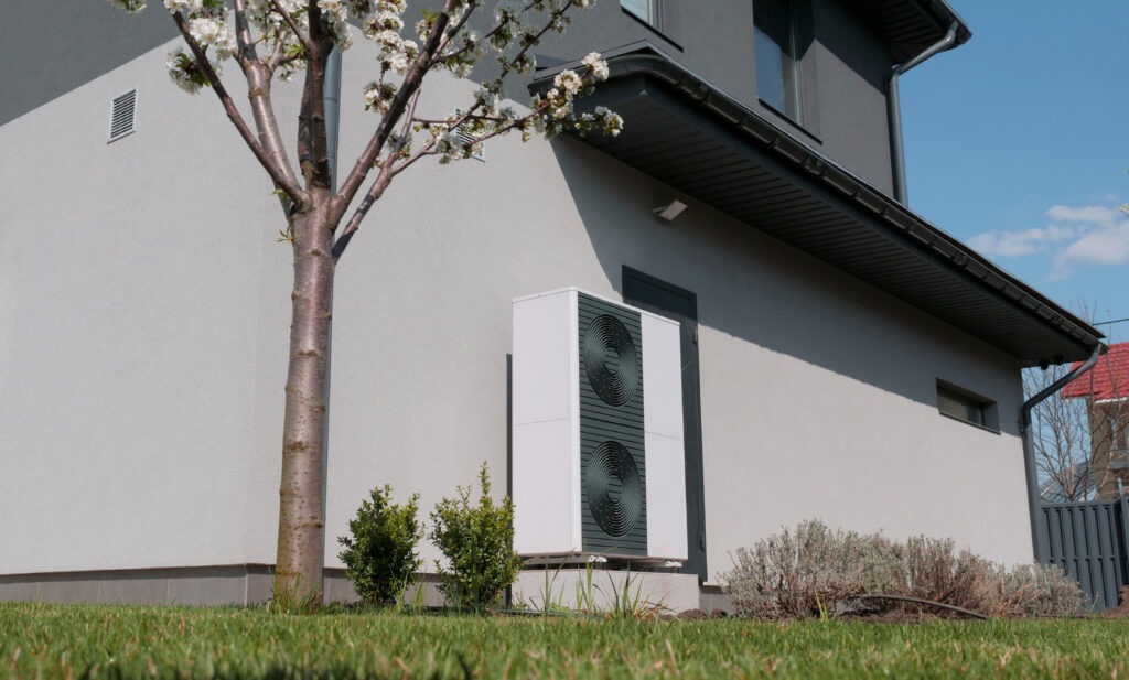 Moderne Luft-Wasser-Wärmepumpe an einem Einfamilienhaus in Deutschland